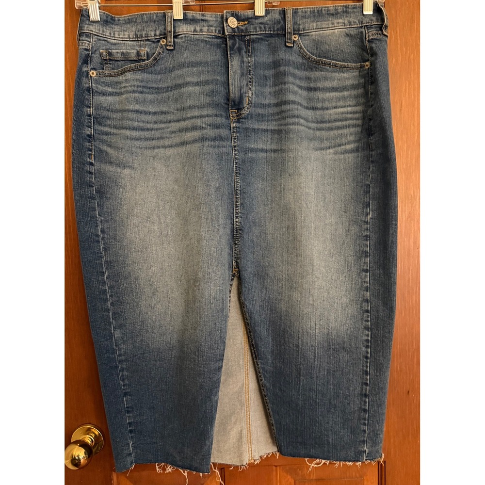 Torrid Feel the Fit Faded Denim Skirt Womens 18 Frayed Hem Front Slit‎ Stretch